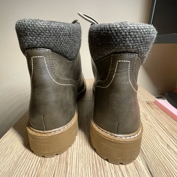 St. John Bay Womens Boots size 9 Durham Memory foam Water Resistant - Picture 6 of 9